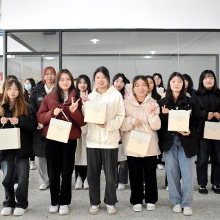 “送你一朵小紅花”！邊鋒開展婦女節(jié)福利贈(zèng)送活動(dòng)